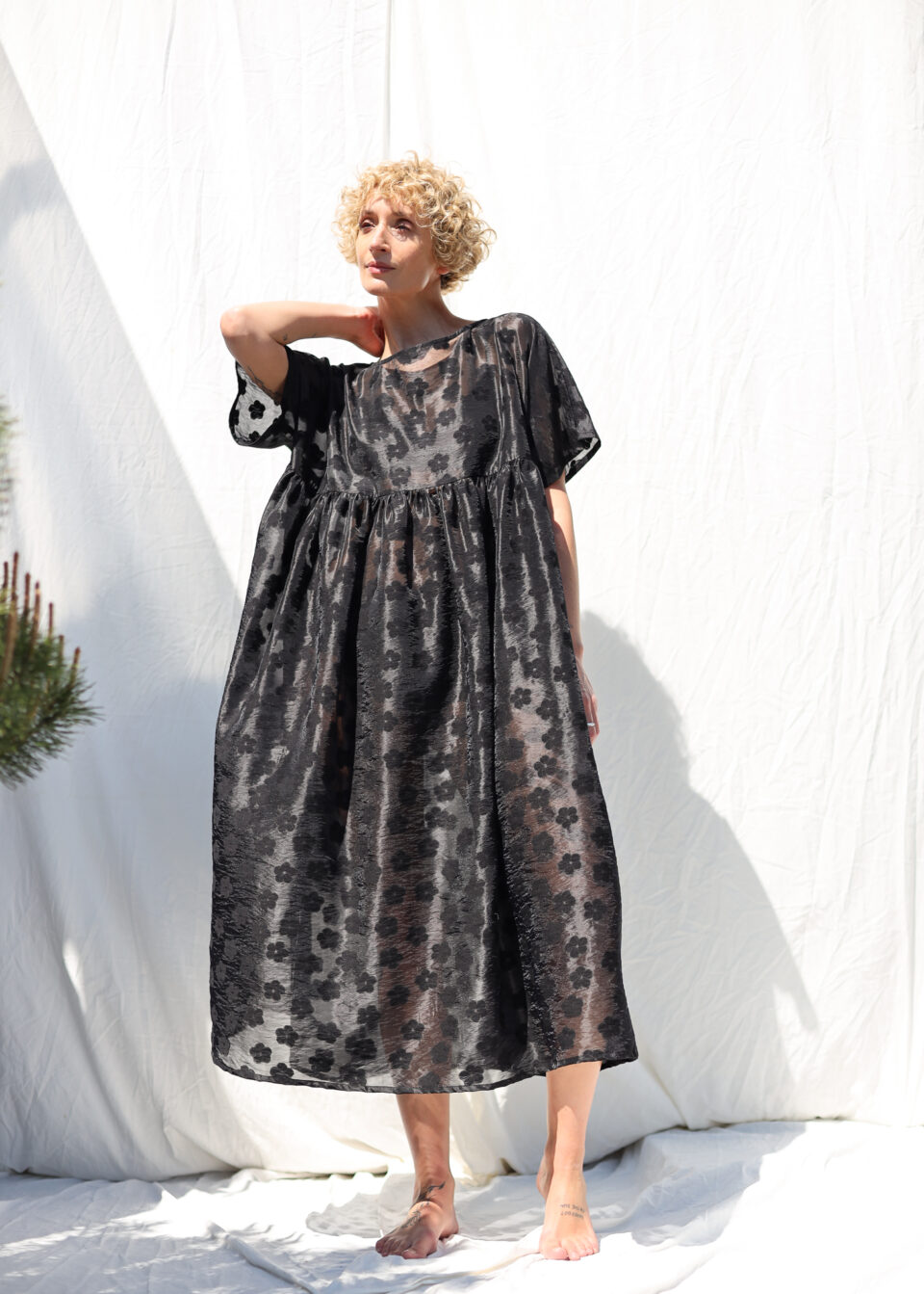 Black floral oversized viscose organza dress SILVINA - Image 5