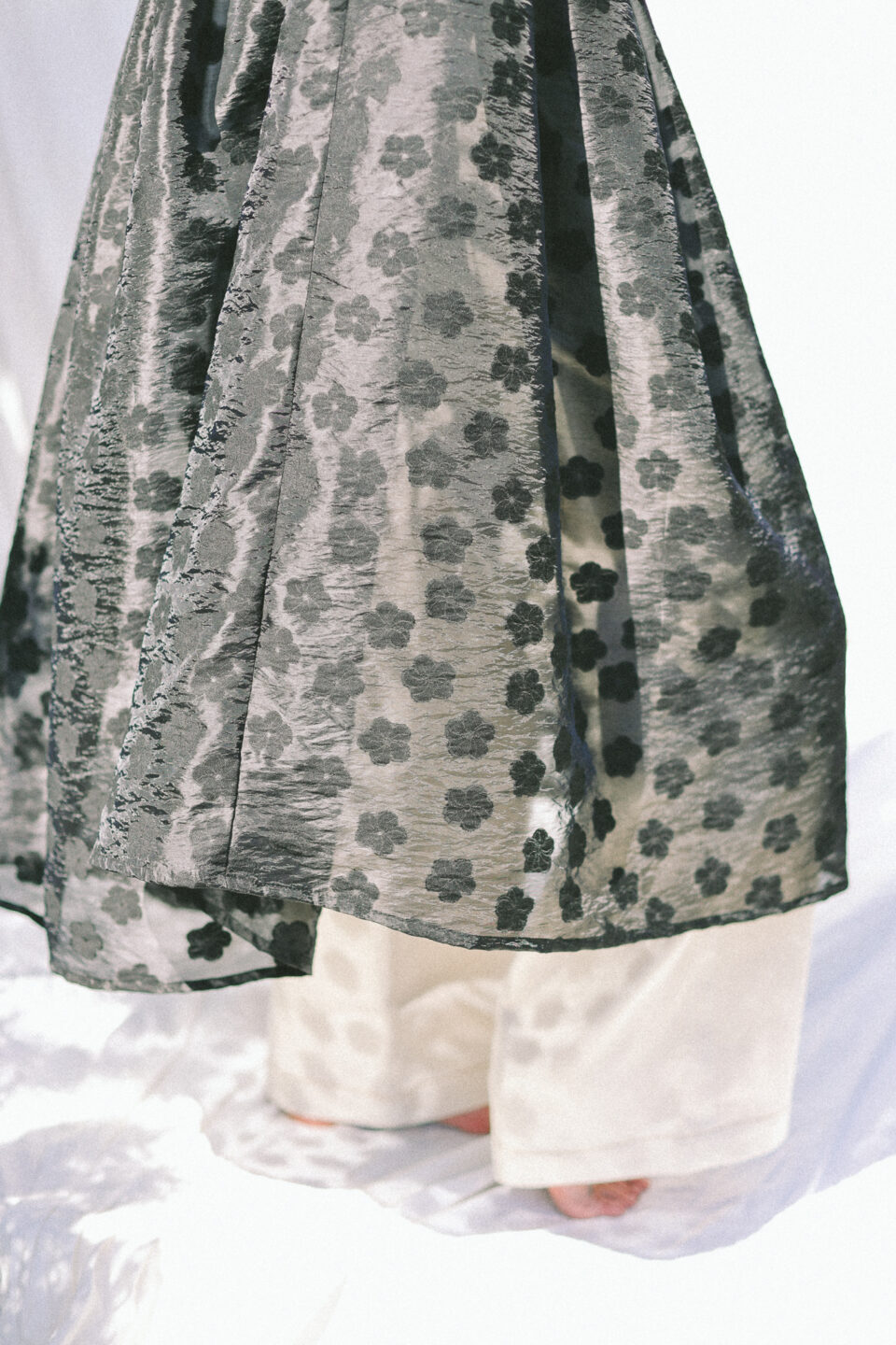 Black floral oversized viscose organza dress SILVINA - Image 4