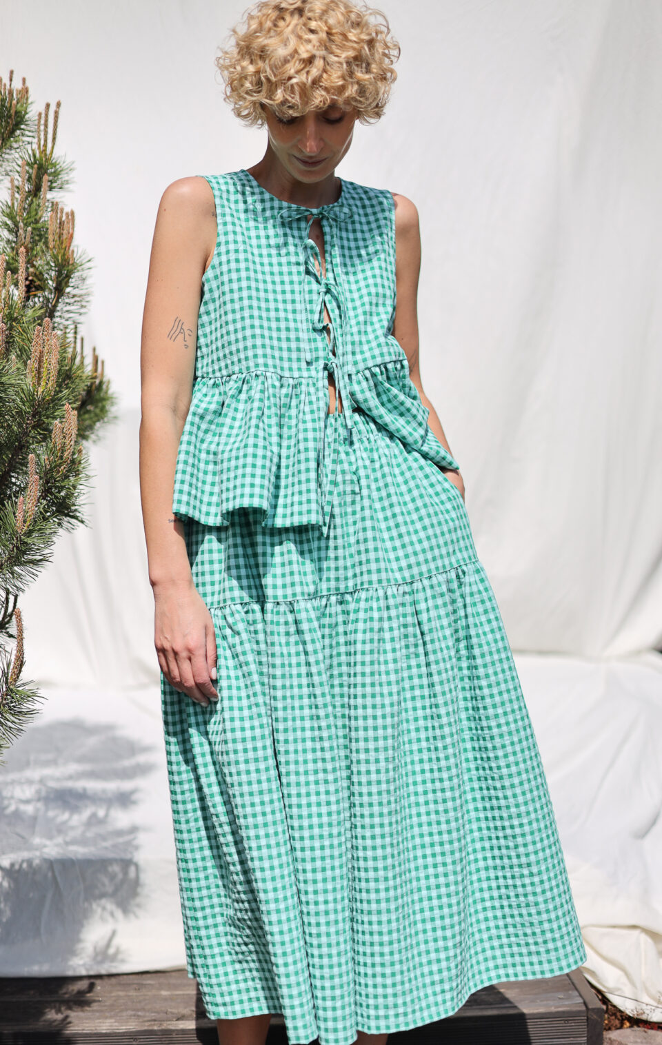 Sleeveless summer blouse with ties in jungle green seersucker checks - Image 5