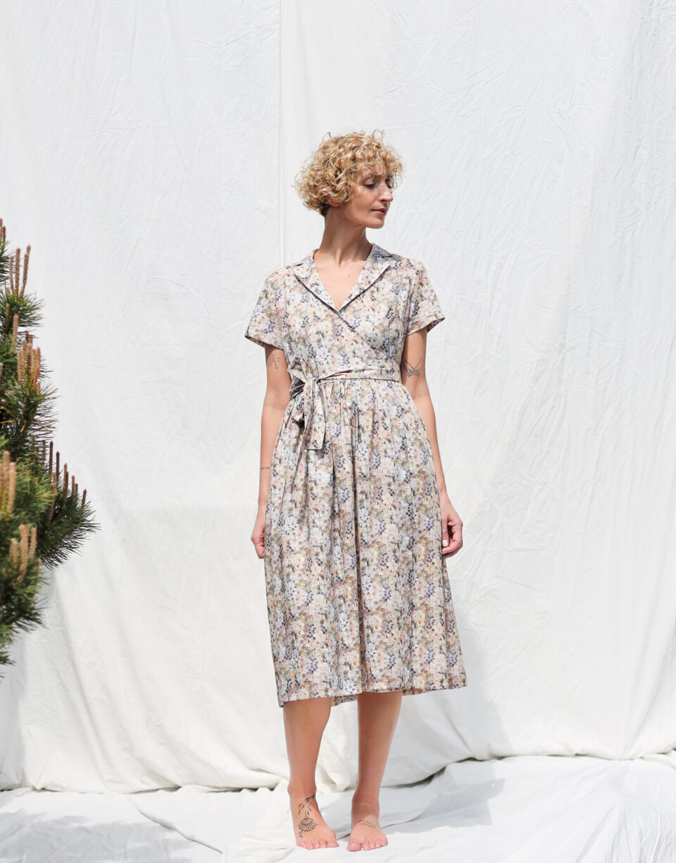 Flattering warp dress with revere collar in Painted Travels print cotton - Image 1