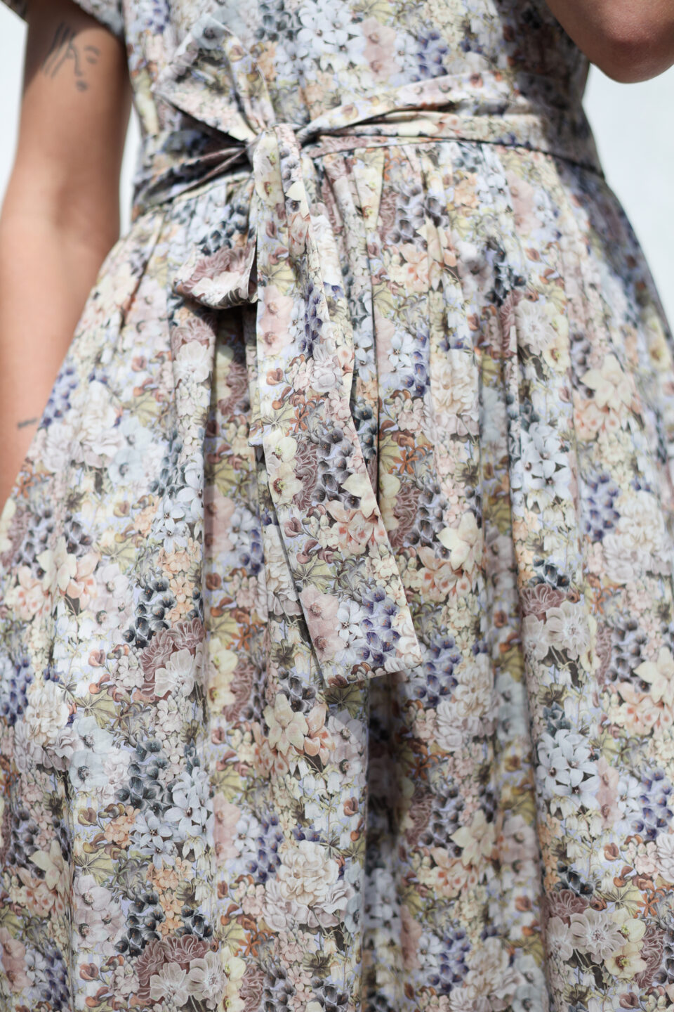 Flattering warp dress with revere collar in Painted Travels print cotton - Image 2