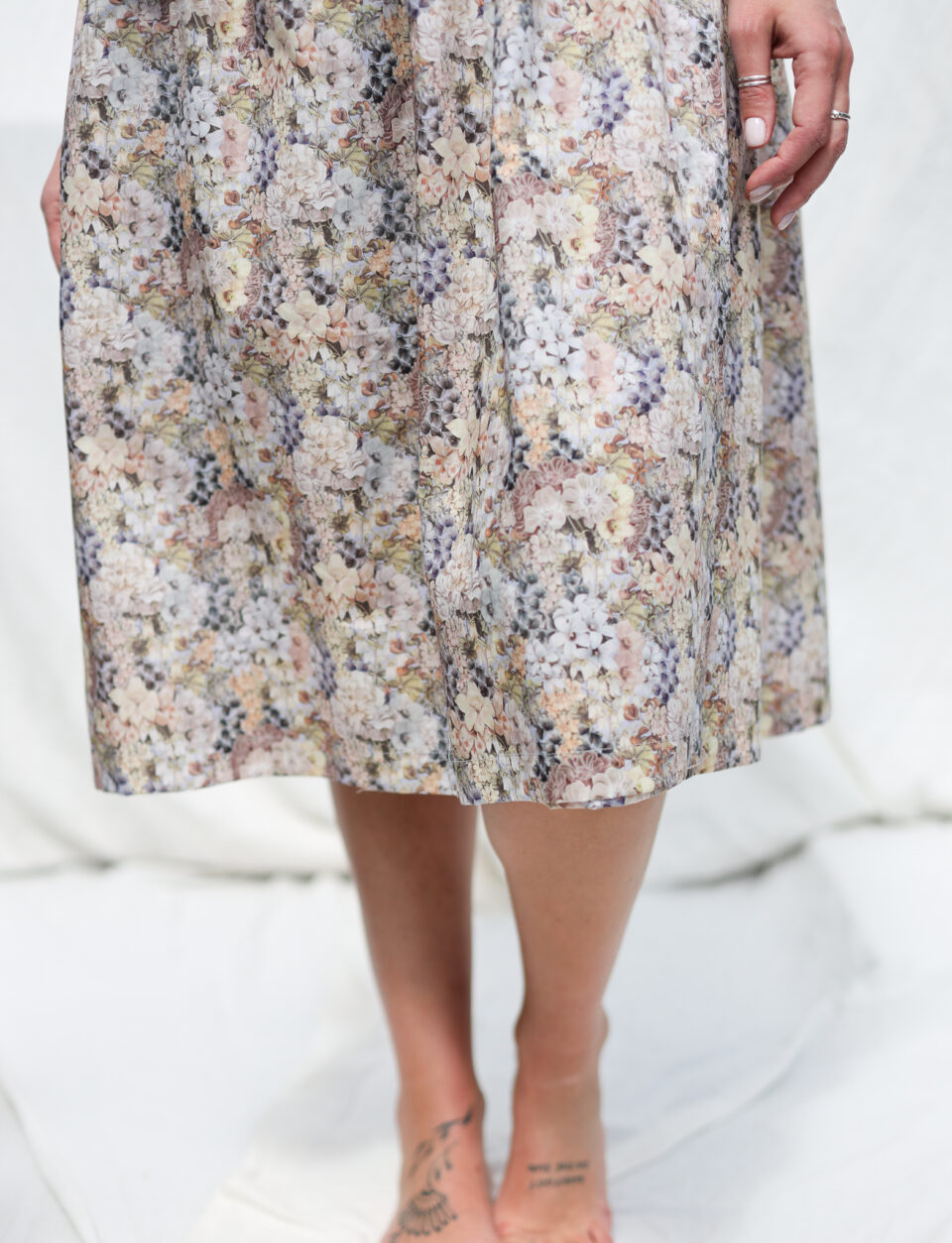 Flattering warp dress with revere collar in Painted Travels print cotton - Image 3