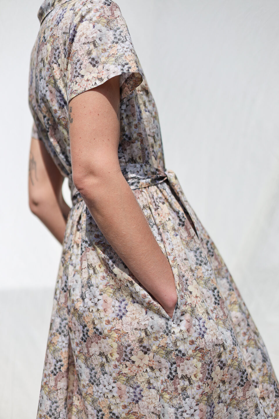 Flattering warp dress with revere collar in Painted Travels print cotton - Image 4