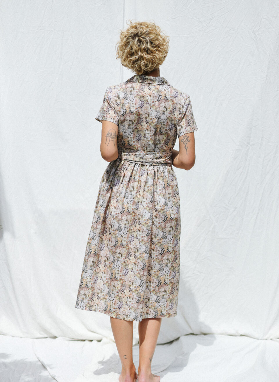 Flattering warp dress with revere collar in Painted Travels print cotton - Image 5
