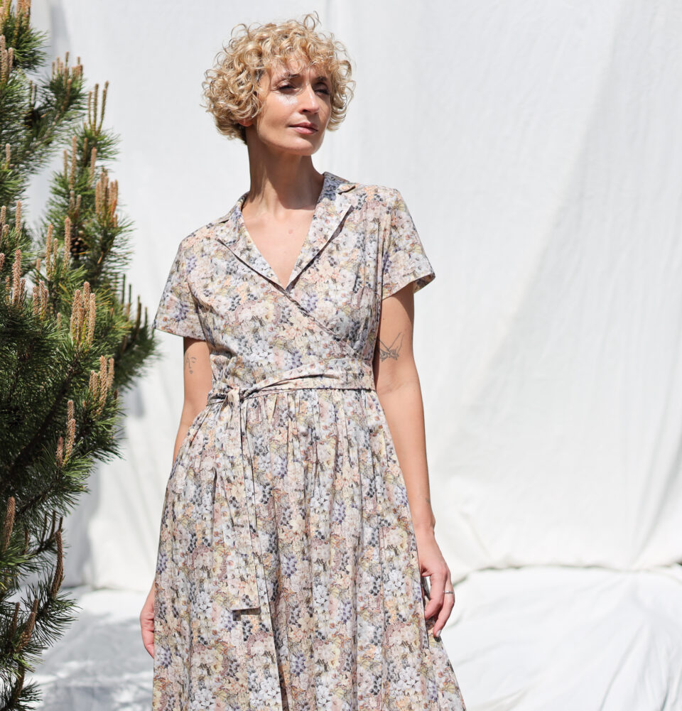 Flattering warp dress with revere collar in Painted Travels print cotton | Dress | Sustainable clothing | OffOn clothing