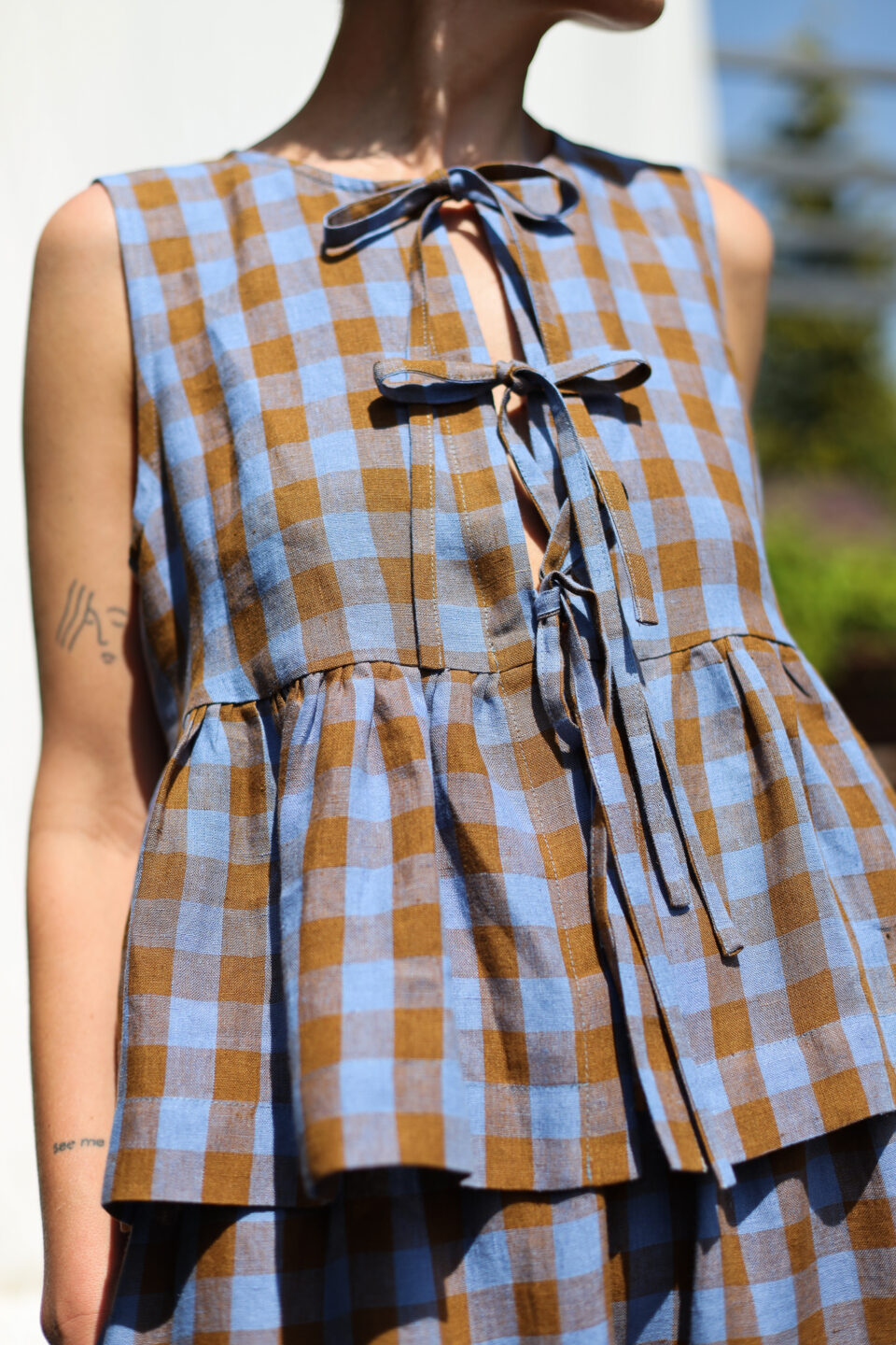 Sleeveless Bluebonnet Checked Linen Top with Ties - Image 4