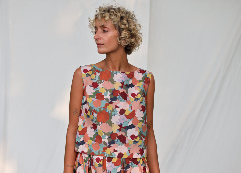 Cropped Hem Sleeveless Top In Piccadilly Poplin Abstract Print - Image 2