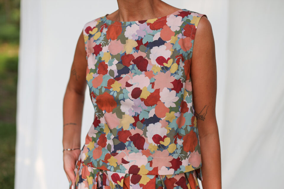 Cropped Hem Sleeveless Top In Piccadilly Poplin Abstract Print - Image 3