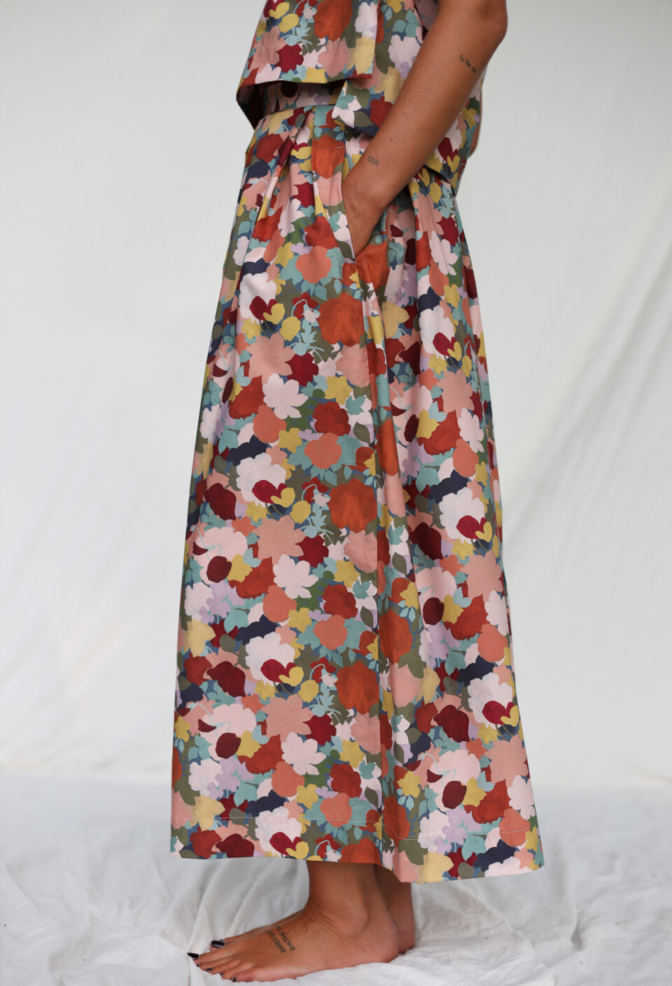 Pleated Maxi Skirt In Abstract Autumn Print cotton - Image 4