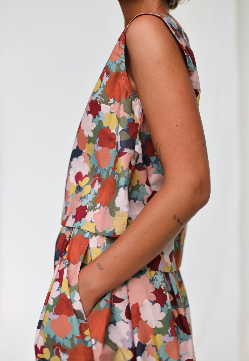 Cropped Hem Sleeveless Top In Piccadilly Poplin Abstract Print | Top | Sustainable clothing | OffOn clothing