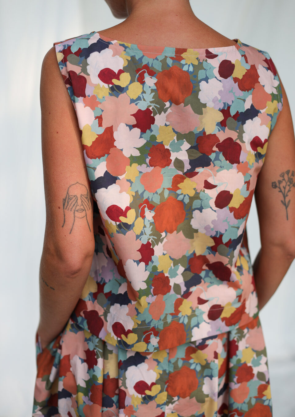 Cropped Hem Sleeveless Top In Piccadilly Poplin Abstract Print - Image 4