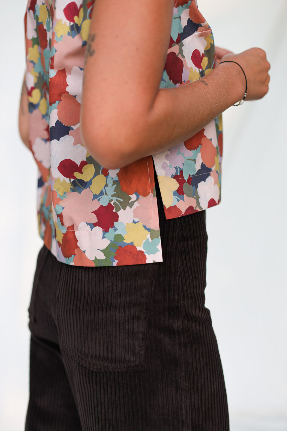 Cropped Hem Sleeveless Top In Piccadilly Poplin Abstract Print - Image 5