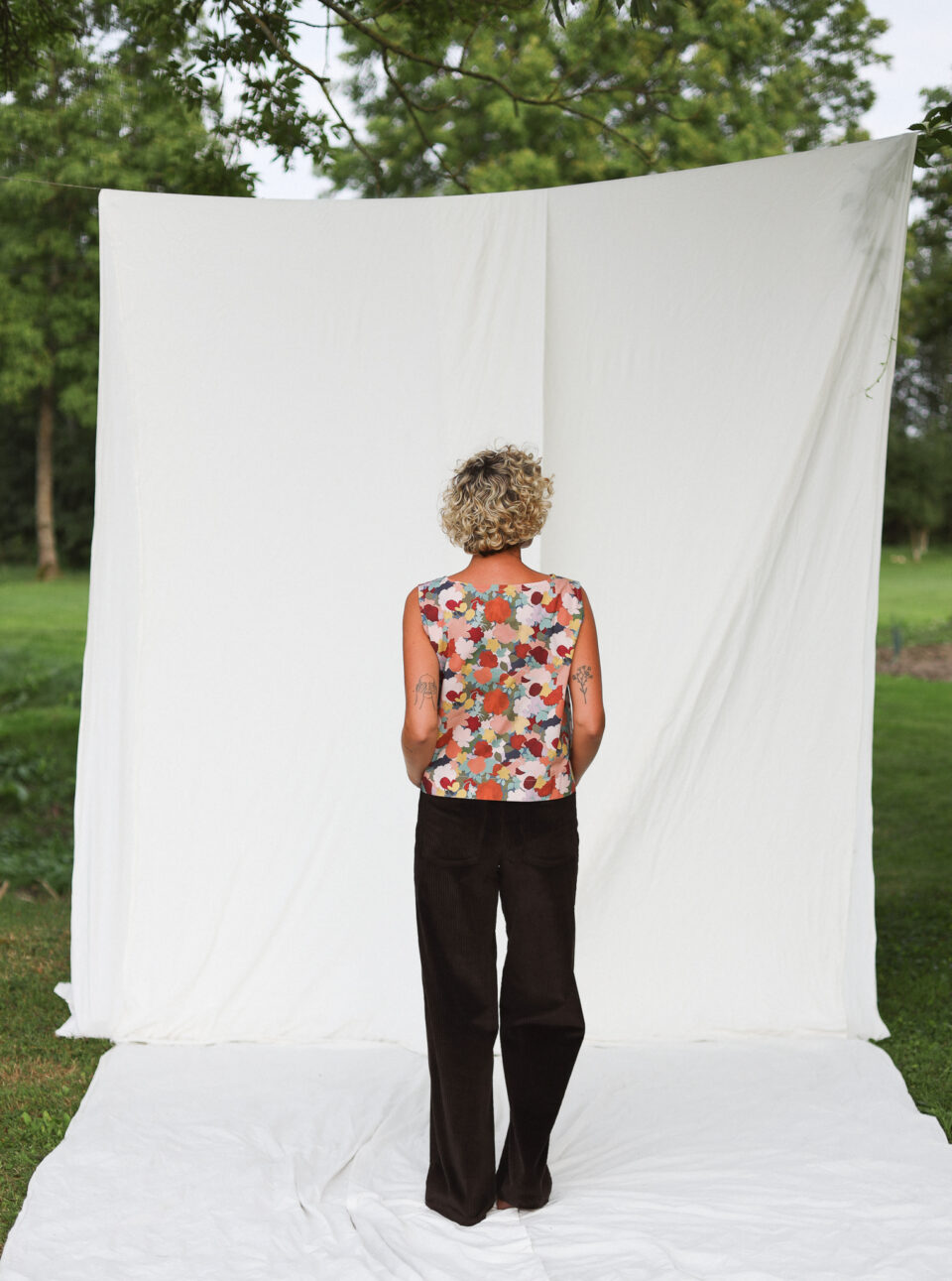 Cropped Hem Sleeveless Top In Piccadilly Poplin Abstract Print - Image 6