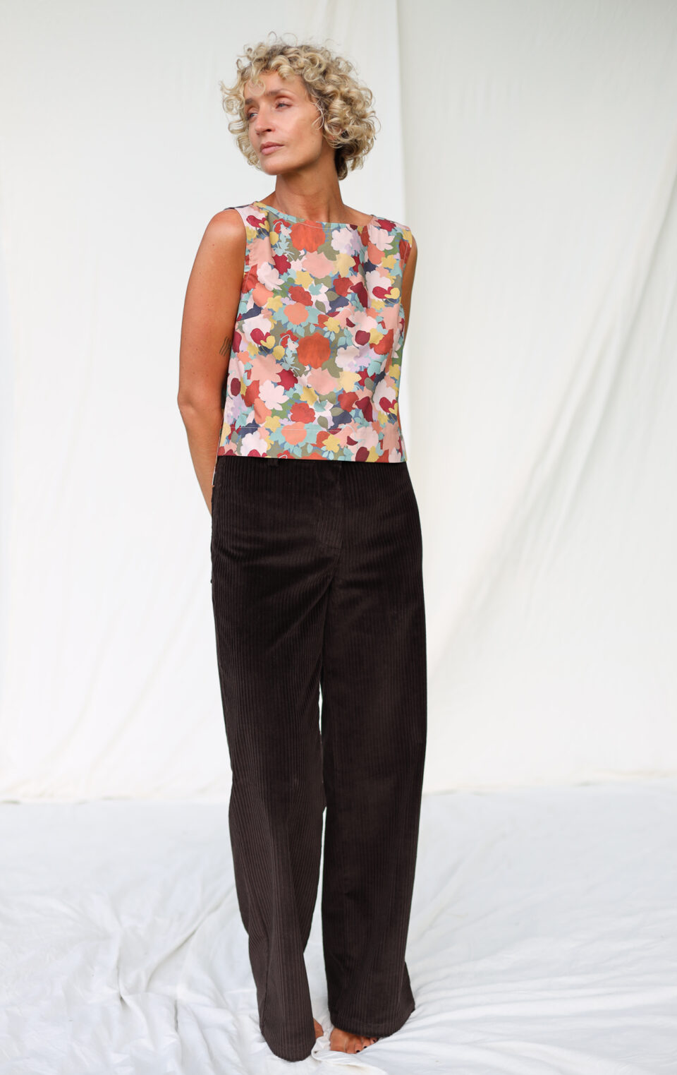 Cropped Hem Sleeveless Top In Piccadilly Poplin Abstract Print - Image 7