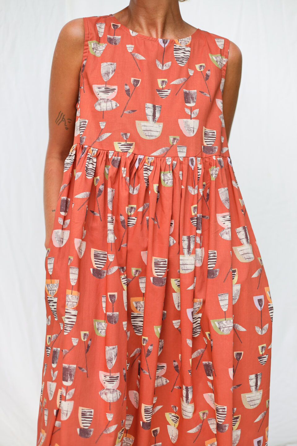 Sleeveless Loose Smock Dress in ORANGE JOSIE abstract print - Image 5
