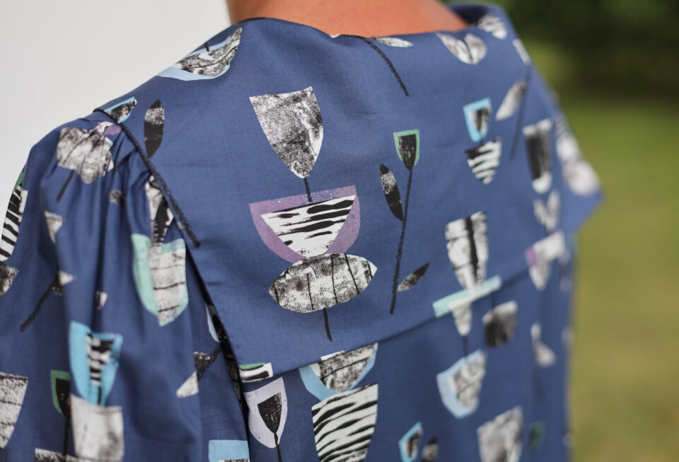 Sailor collar loose fit dress in BLUE JOSIE abstract print - Image 4