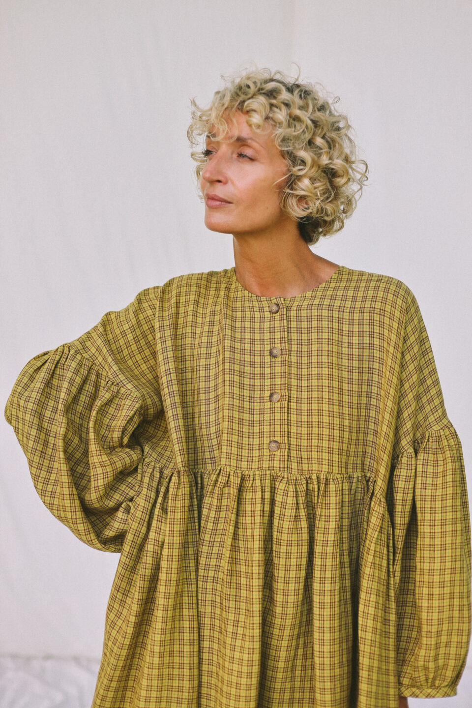 Oversized drop shoulder linen dress GRETA in mustard yellow checks - Image 2