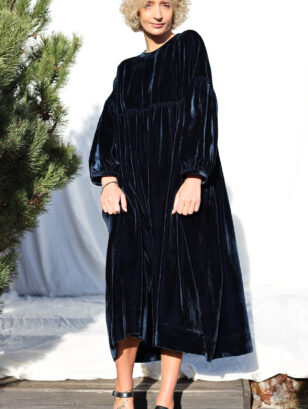 Oversized midnight blue velvet dress with voluminous sleeves | Dress | Sustainable clothing | OffOn clothing