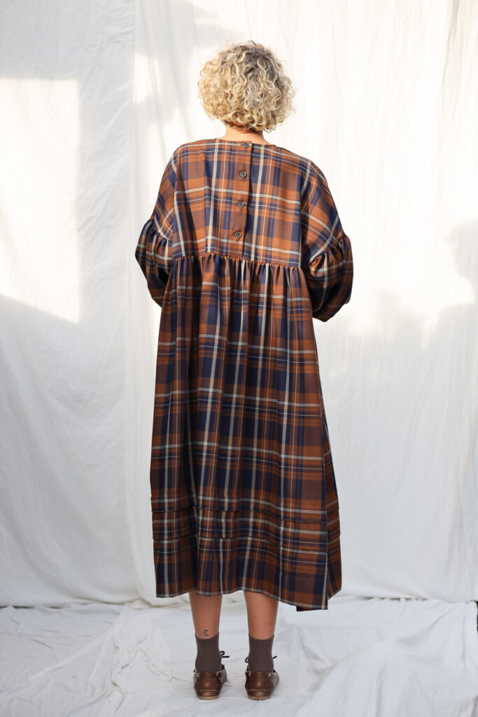 Oversized Plaid Wool Dress with Pleated Details - Image 4
