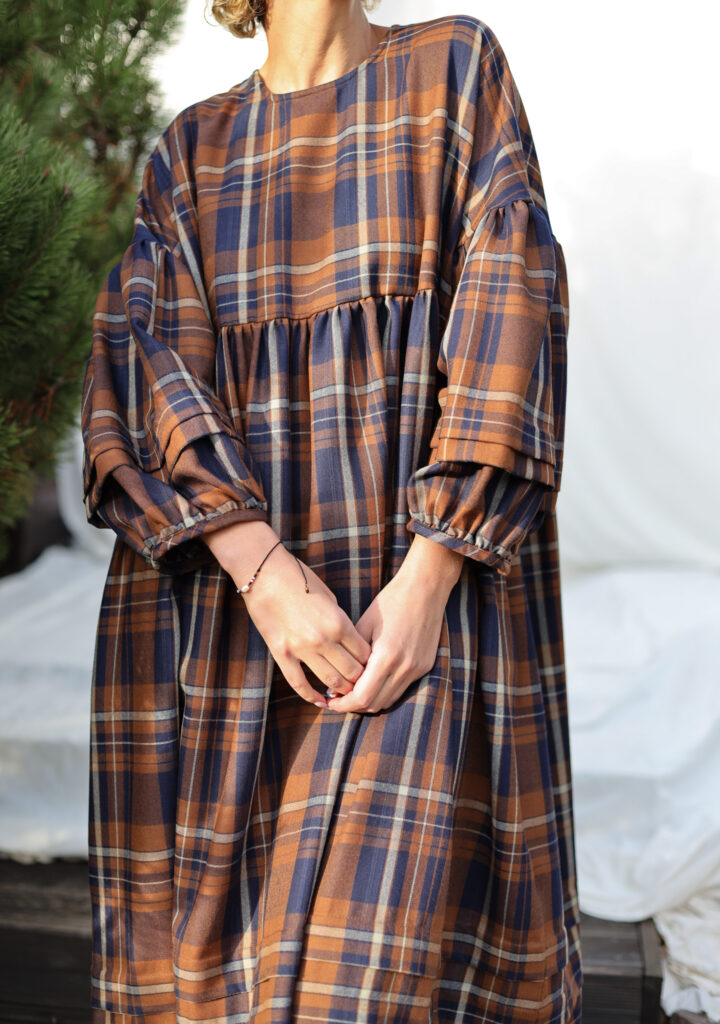 Oversized Plaid Wool Dress with Pleated Details - Image 5