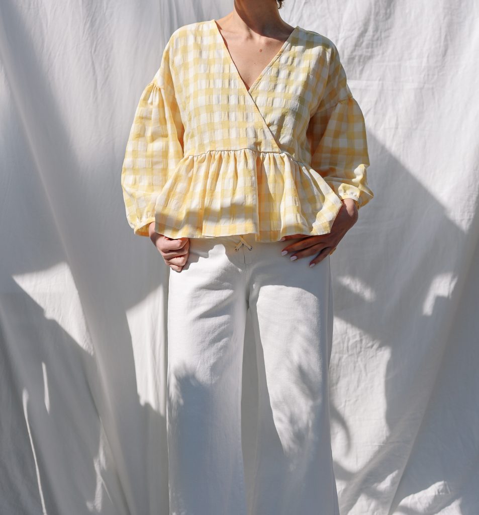 Seersucker checks V-neck puffy sleeve blouse CLARA