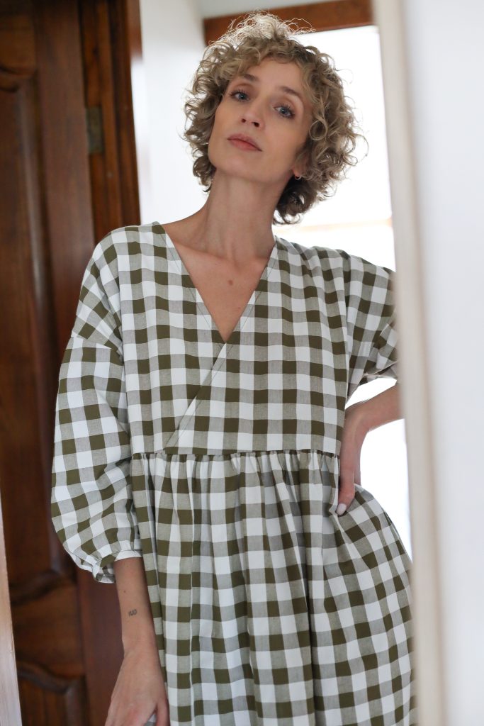 V-neck puffy sleeves dress in seersucker checks