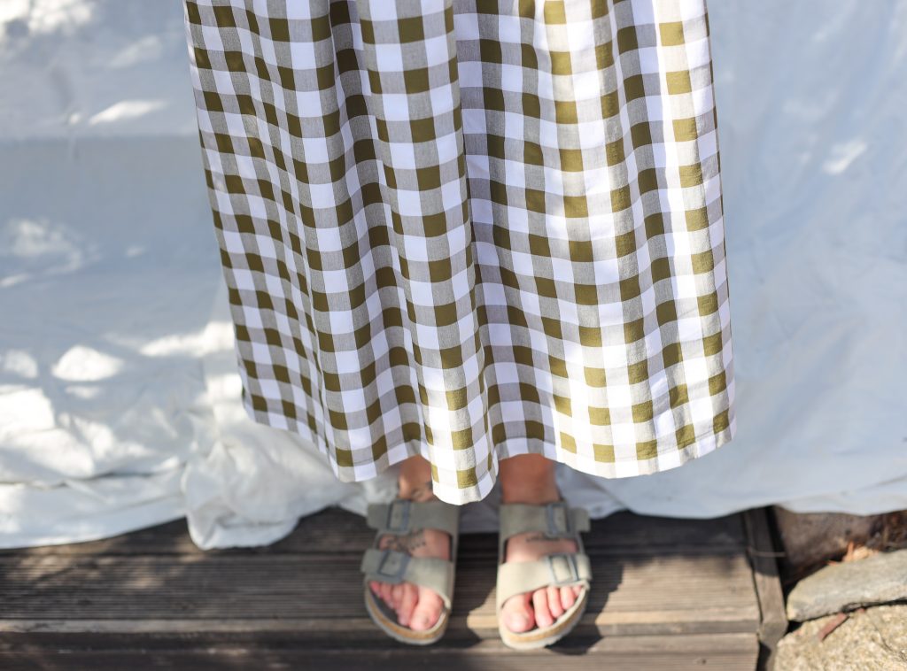 V-neck puffy sleeves dress in seersucker checks