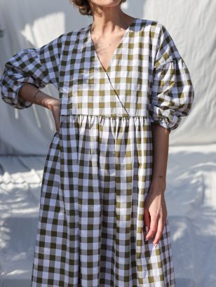 V-neck puffy sleeves dress in seersucker checks | Dress | Sustainable clothing | OffOn clothing