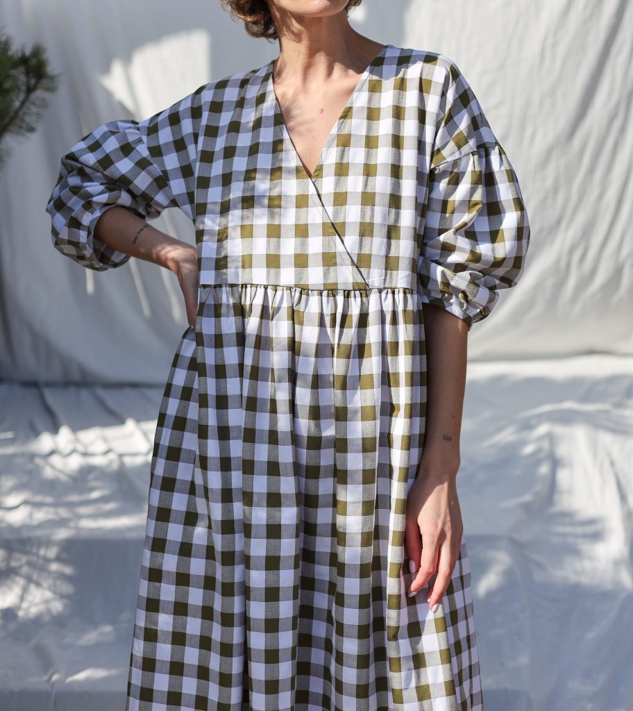 V-neck puffy sleeves dress in seersucker checks | Dress | Sustainable clothing | OffOn clothing