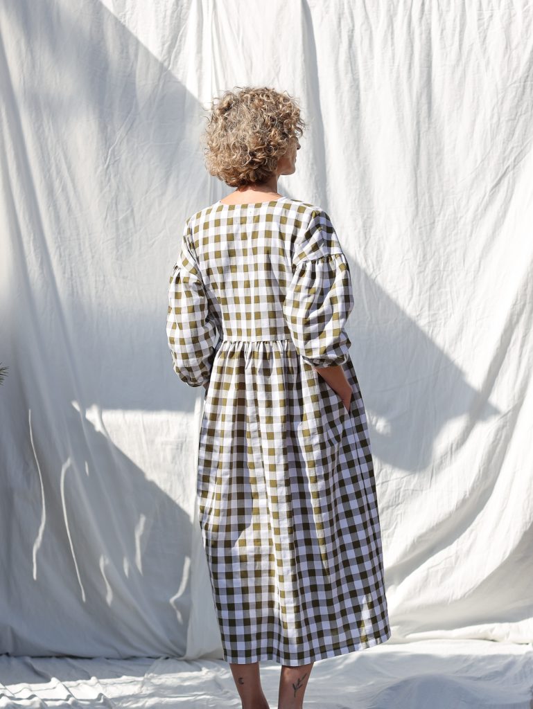 V-neck puffy sleeves dress in seersucker checks