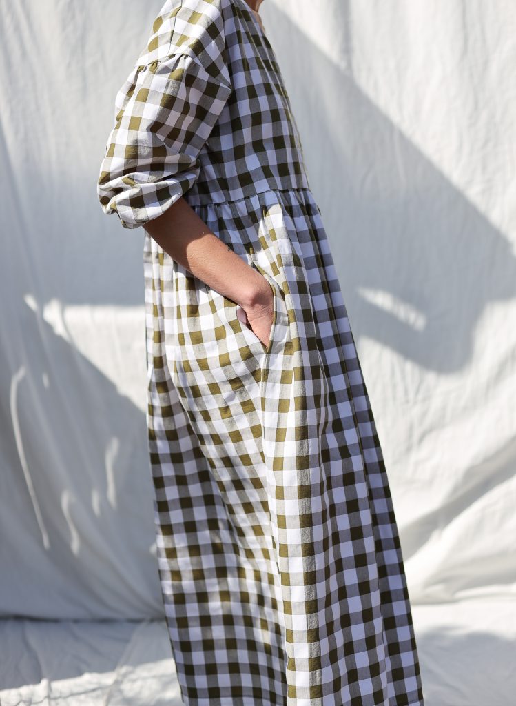 V-neck puffy sleeves dress in seersucker checks