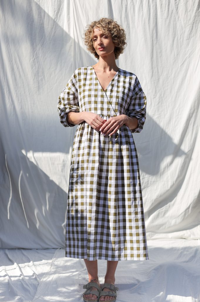 V-neck puffy sleeves dress in seersucker checks