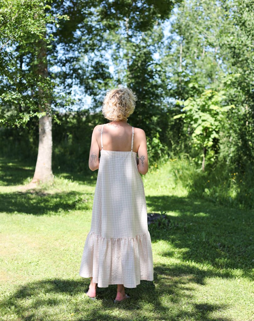 Sleeveless Ruffled Hem Maxi Dress in Seersucker Checks